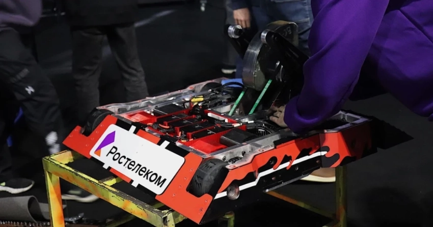 Петербургская команда «Всеядные» представила своего участника чемпионата — робота «Медоед»